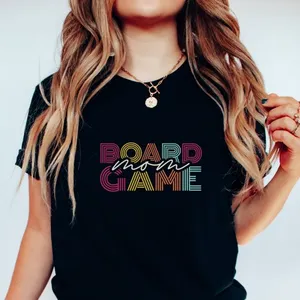 T-Shirt „Board Game Mom“ in bunter Retro-Schrift