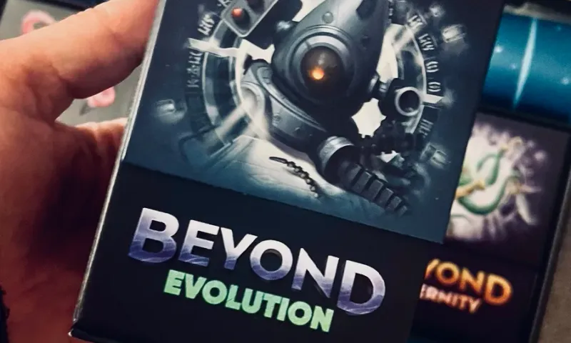 Die Box Beyond Evolution mit dem Roboter auf dem Cover