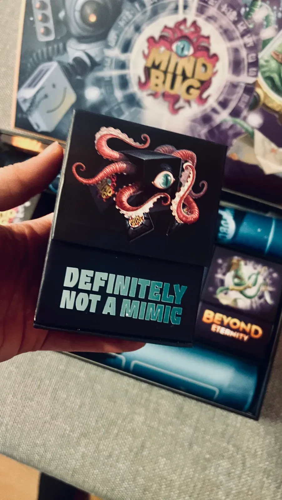 Die leere Box Definitely Not a Mimic, in der wir unsere Mindbug-Erweiterungen aufbewahren