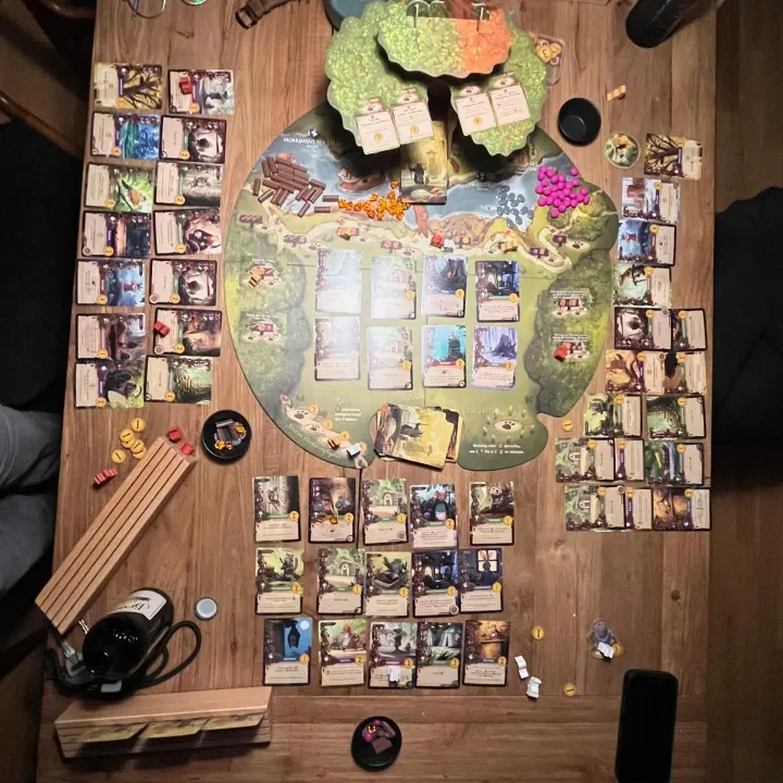 Eine Partie Everdell von oben: der Evertree, der Spielplan und Karten auf unserem Tisch