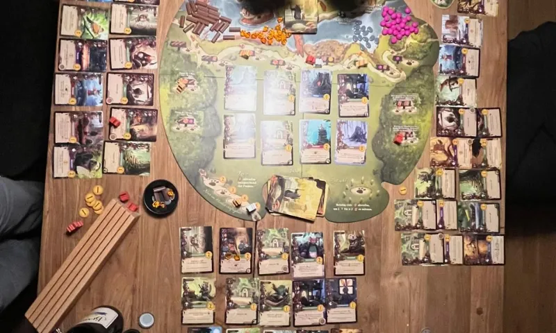Eine Partie Everdell von oben: der Evertree, der Spielplan und Karten auf unserem Tisch