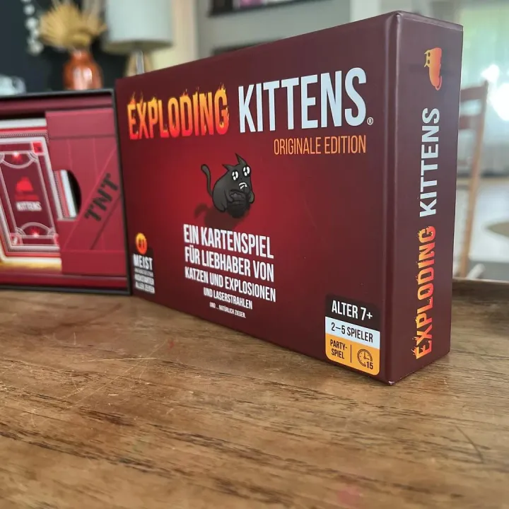 Die Schachtel von Exploding Kittens auf unserem Holztisch