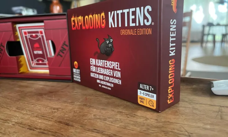Die Schachtel von Exploding Kittens auf unserem Holztisch