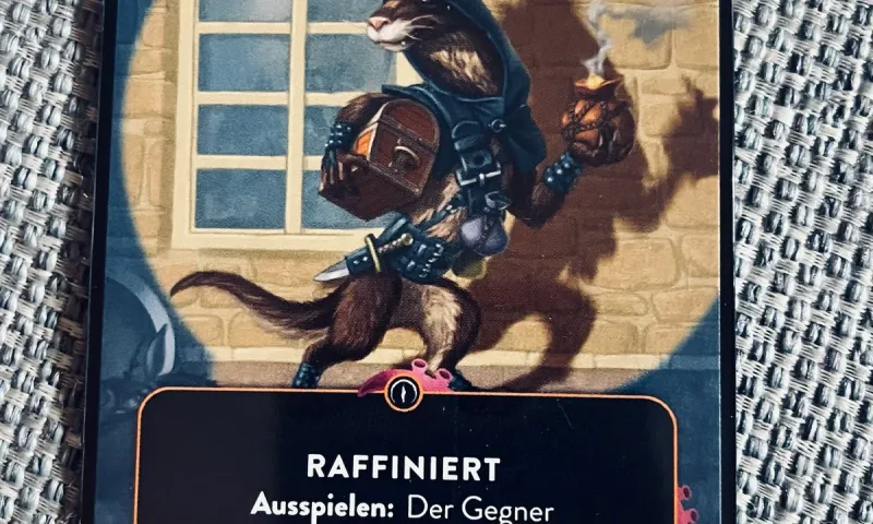 Die Mindbug-Karte Frettchenbomber auf unserem Sofa