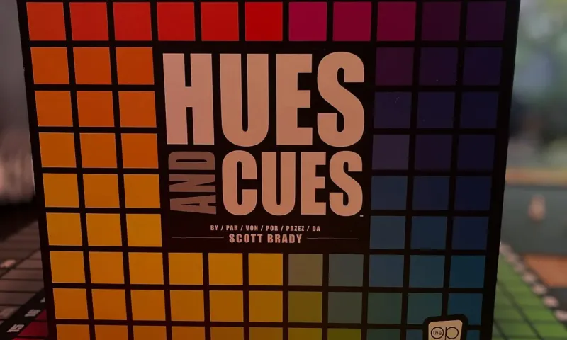 Die Schachtel von Hues and Cues vor dem Farbraster
