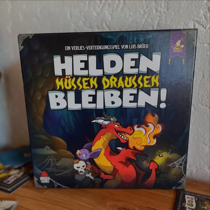 The Keep the Heroes Out! box (German edition: Helden müssen draußen bleiben!)