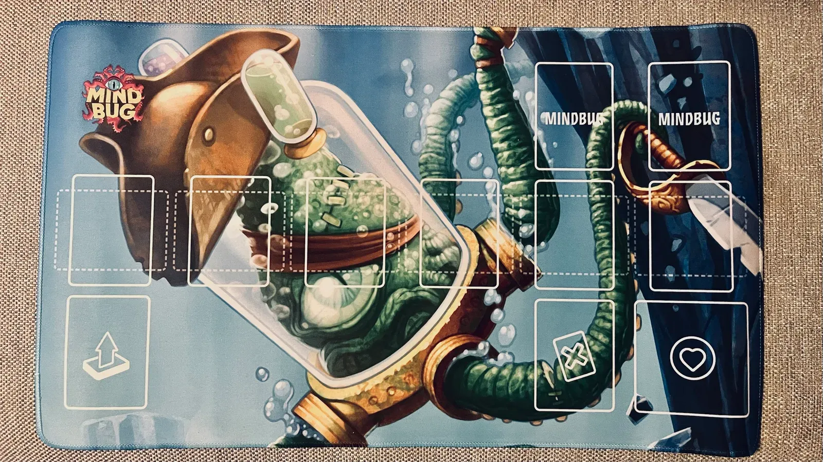 Mindbug-Spielmatte mit dem Piraten-Tintenfisch im Glas