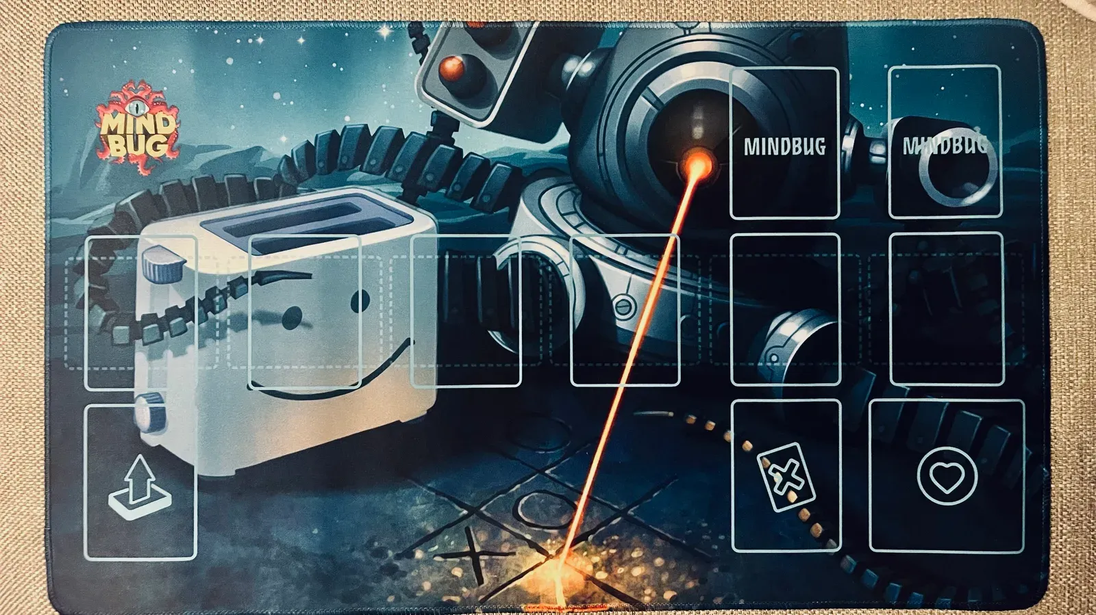 Mindbug-Spielmatte mit Roboter und Toaster, mit Feldern für Kreaturen, Mindbugs, Nachziehstapel, Ablage und Lebenspunkte