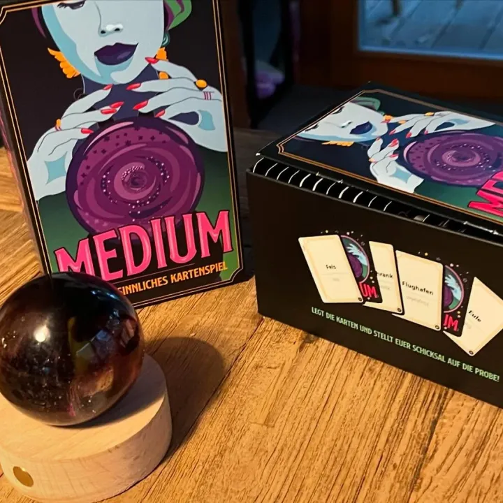 Die Medium-Schachtel mit einer Kristallkugel auf unserem Tisch