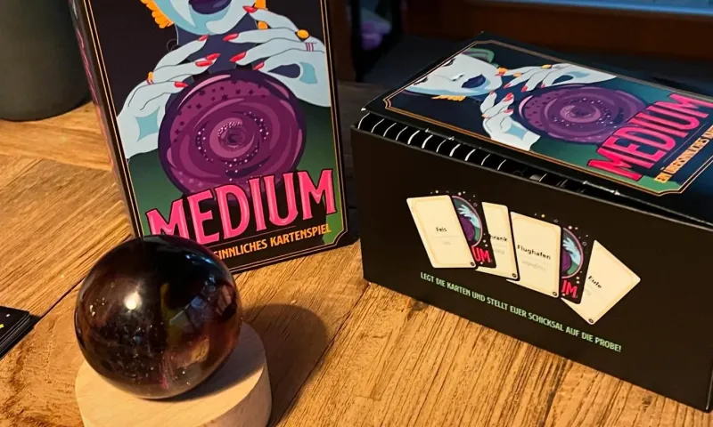 Die Medium-Schachtel mit einer Kristallkugel auf unserem Tisch