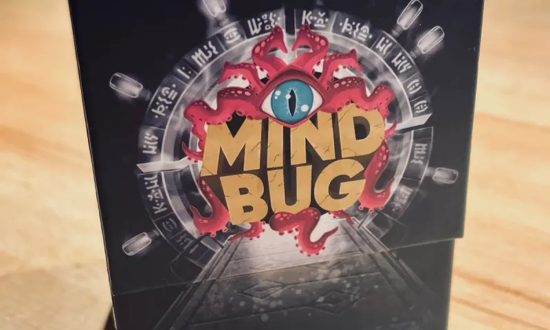 Die Schachtel von Mindbug: First Contact auf unserem Holztisch