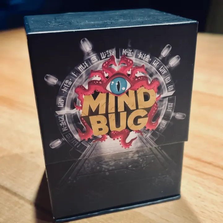 Die Schachtel von Mindbug: First Contact auf unserem Holztisch