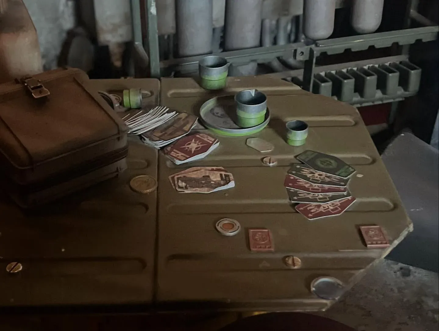 Ein Sabacc-Tisch als Auslage in einem Star-Wars-Themenladen