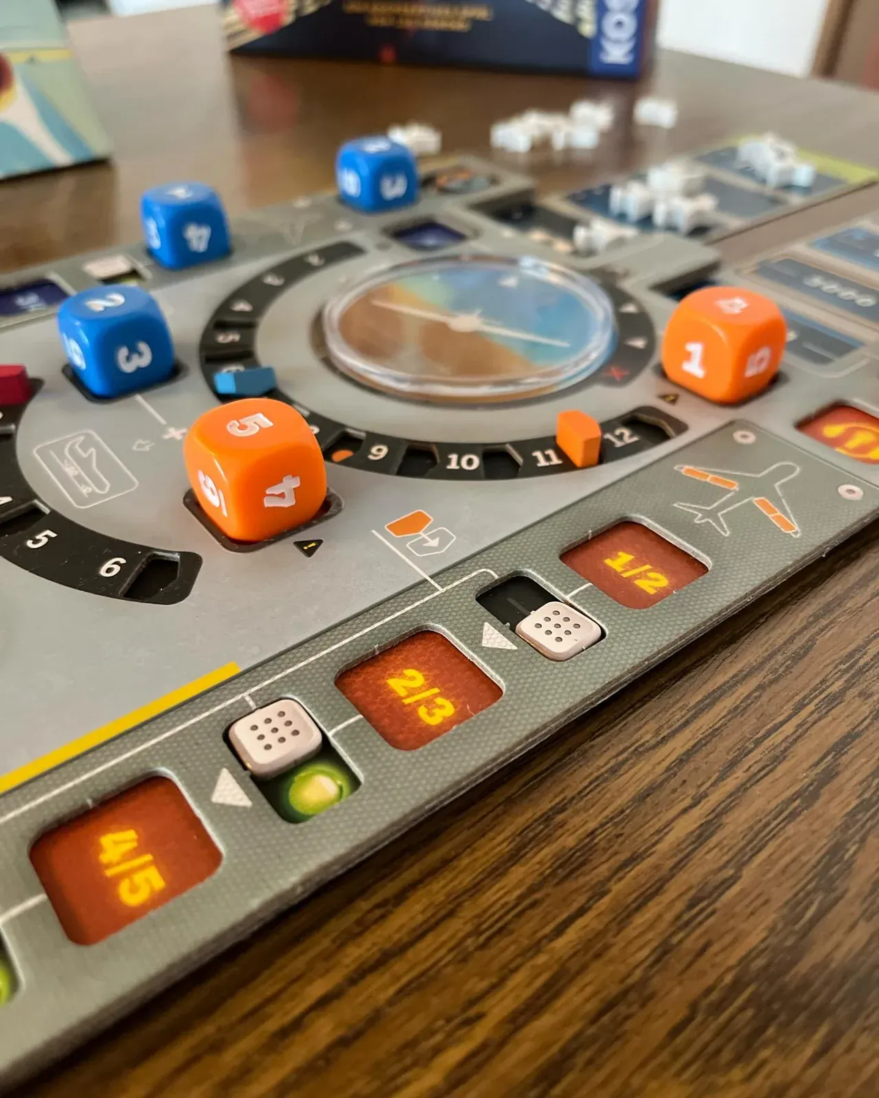 Das Cockpit-Spielbrett von Sky Team mit blauen und orangen Würfeln