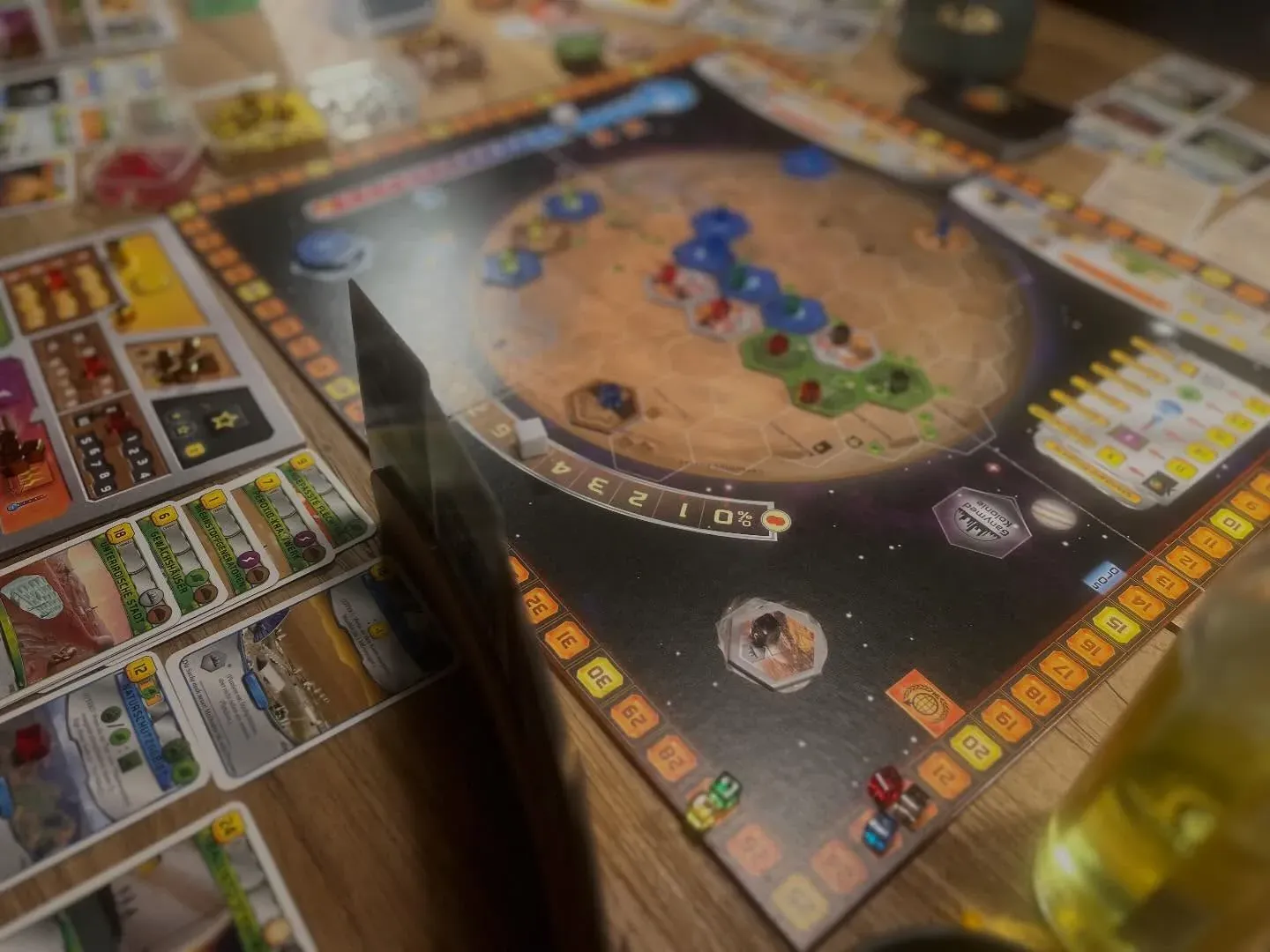 Der Terraforming-Mars-Spielplan mit Plättchen und Spielermarkern