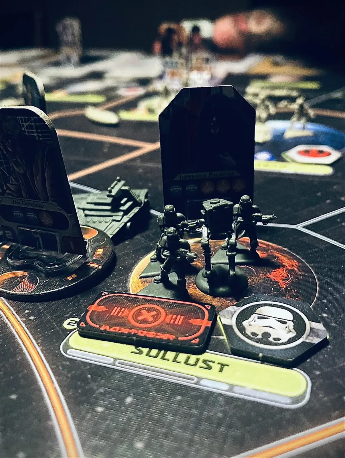 Imperiale Truppen und Marker von Star Wars: Rebellion auf der Galaxiskarte