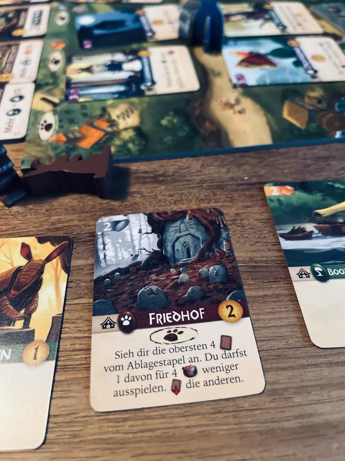 Everdell-Duo-Karten auf unserem Holztisch, im Hintergrund ein Tier-Arbeiter