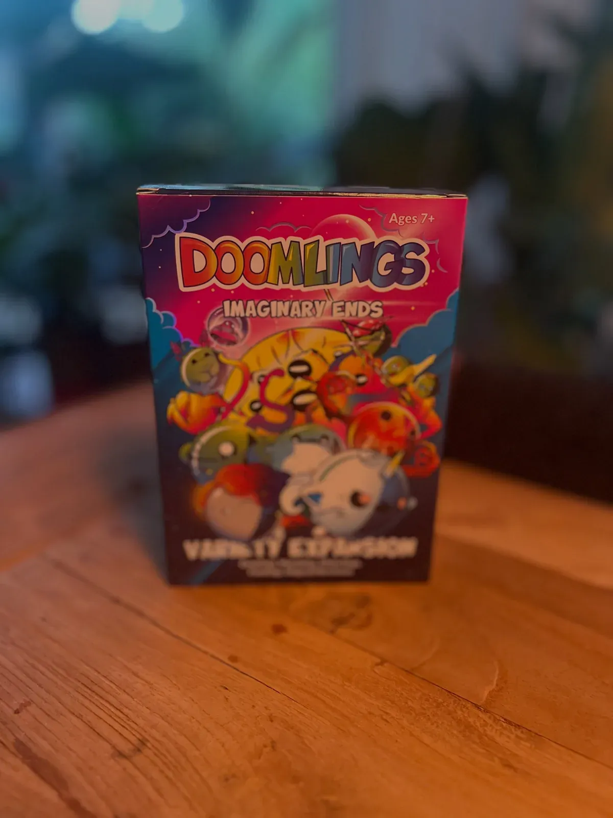 Die Schachtel der Doomlings-Erweiterung Imaginary Ends auf unserem Tisch