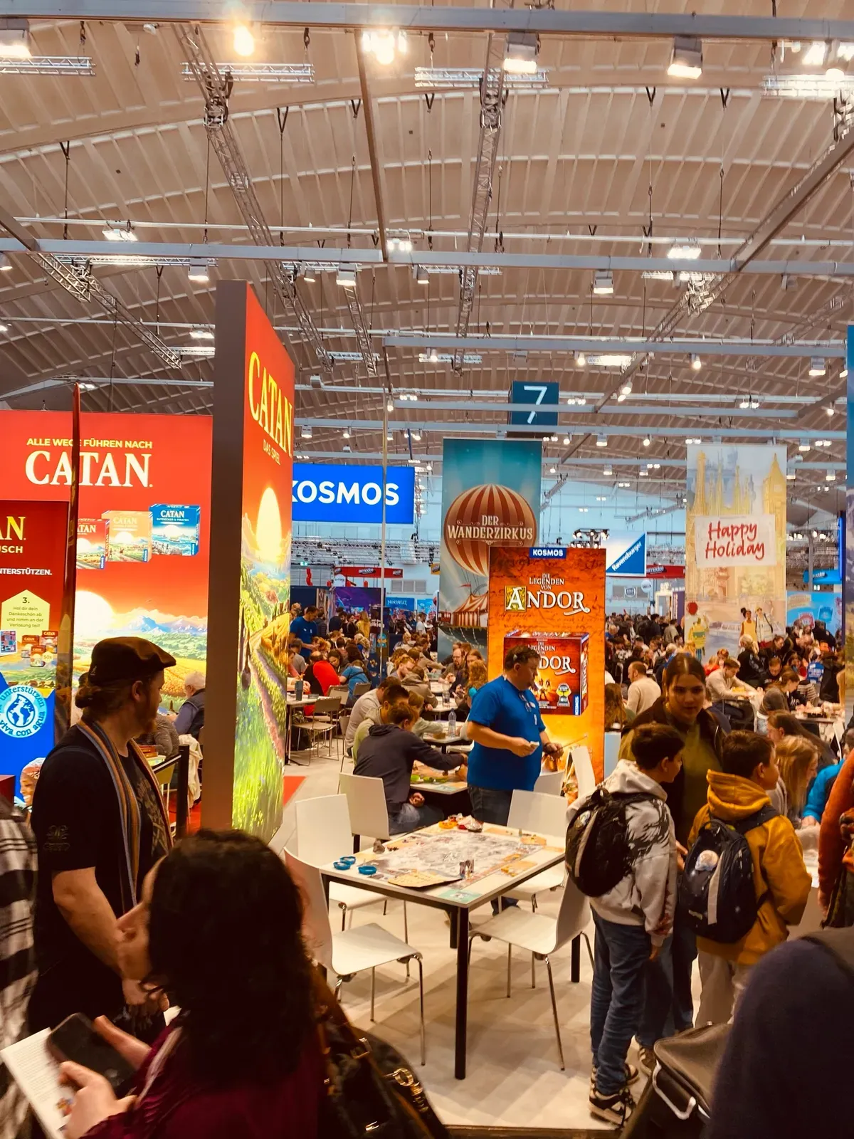 Halle 7 von oben: die großen Stände von Catan und Kosmos, dazwischen volle Spieltische