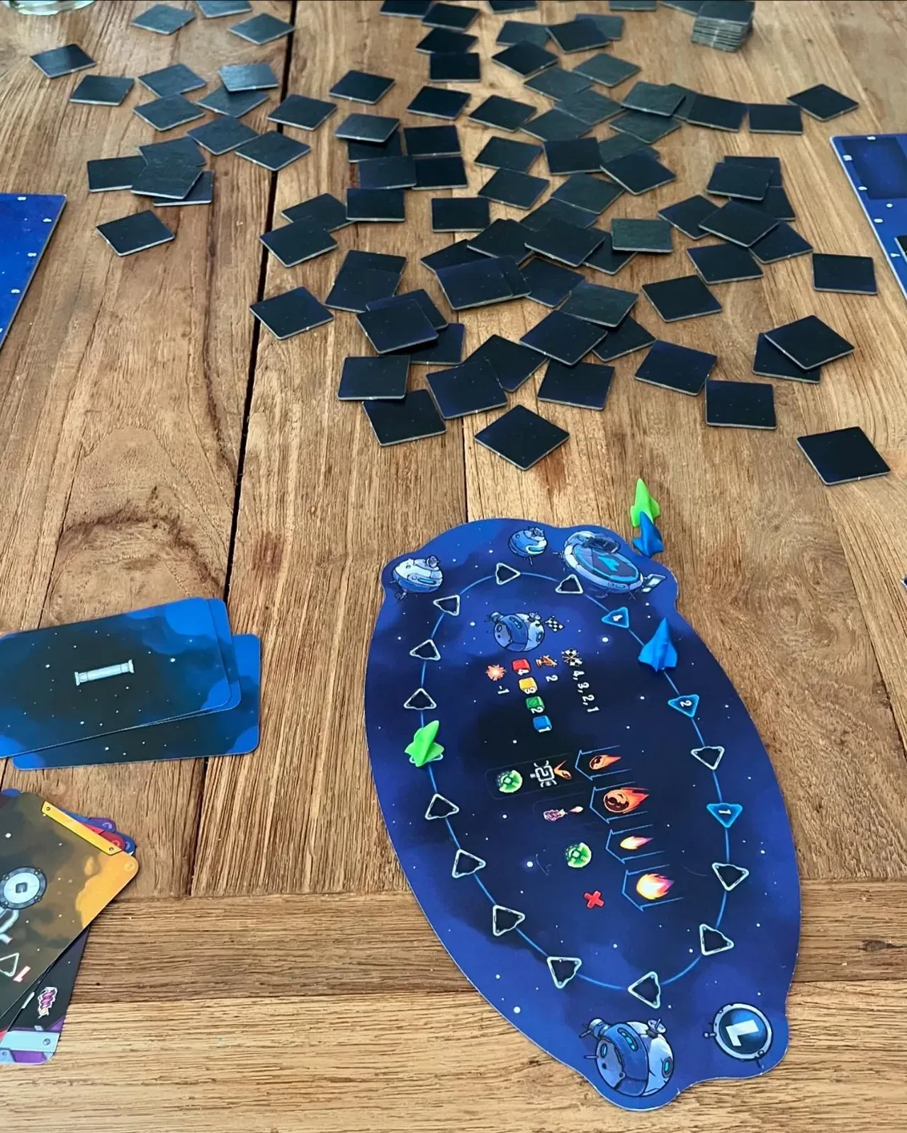 Verdeckte Galaxy-Trucker-Plättchen und der Flugplan