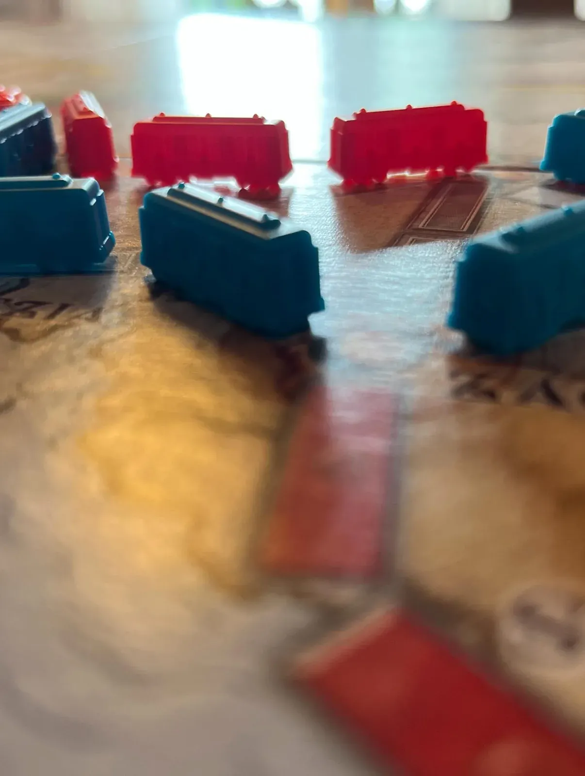 Rote und blaue Waggons auf der Karte von Zug um Zug: Europa