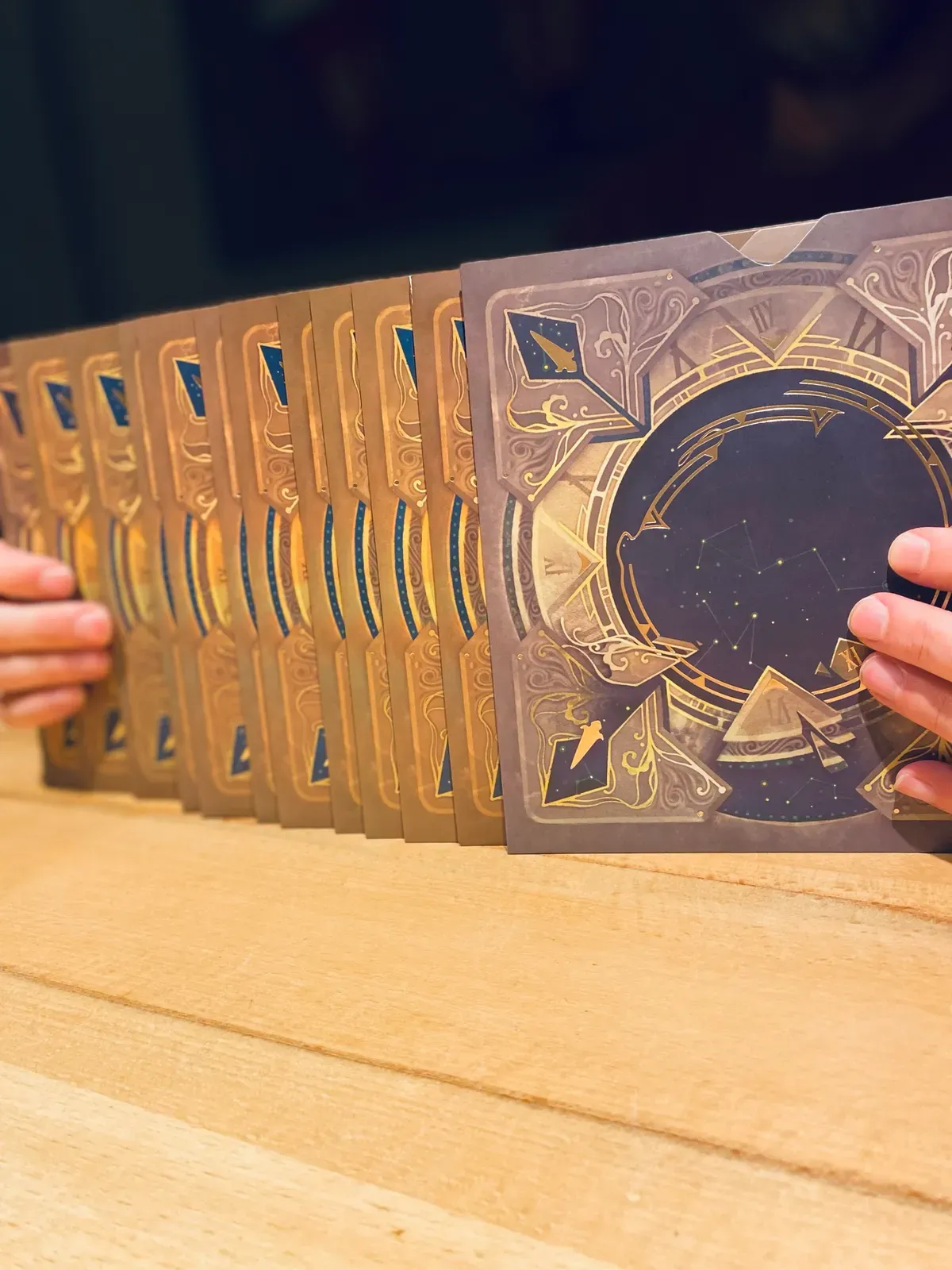 Ein Fächer Take-Time-Karten mit goldenen Uhr-Motiven