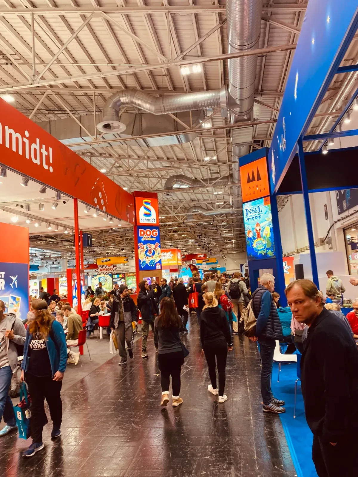 Ein voller Gang in Halle 7, Menschen dicht an dicht zwischen den Ständen