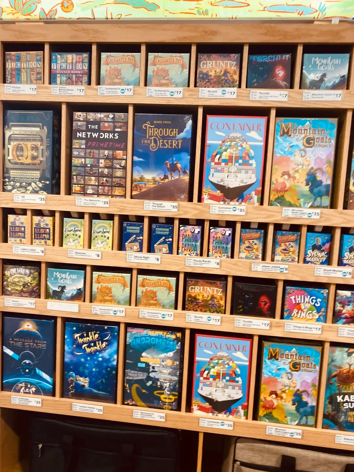 Ein Regal voller Spieleschachteln an einem Messestand