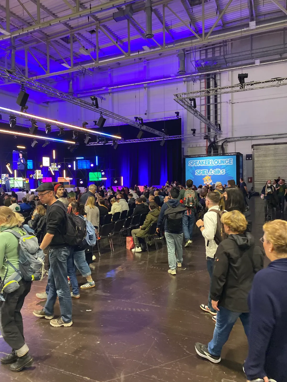 Die neue Convention-Halle mit Bühne, Bildschirmen und Sitzreihen