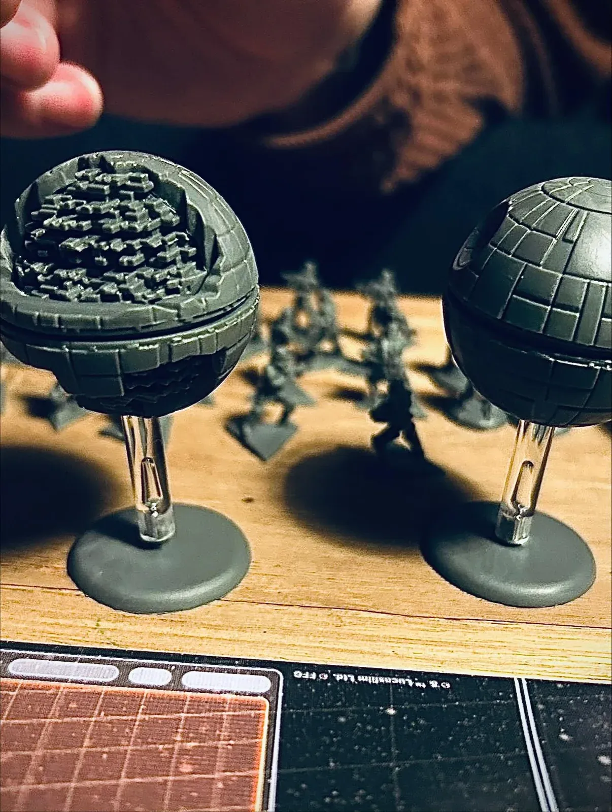 Die beiden Todesstern-Miniaturen aus Star Wars: Rebellion