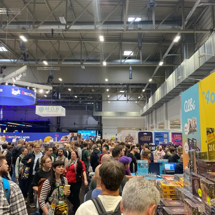 Volle Gänge auf der SPIEL Essen 2026, Menschenmengen zwischen den Ständen
