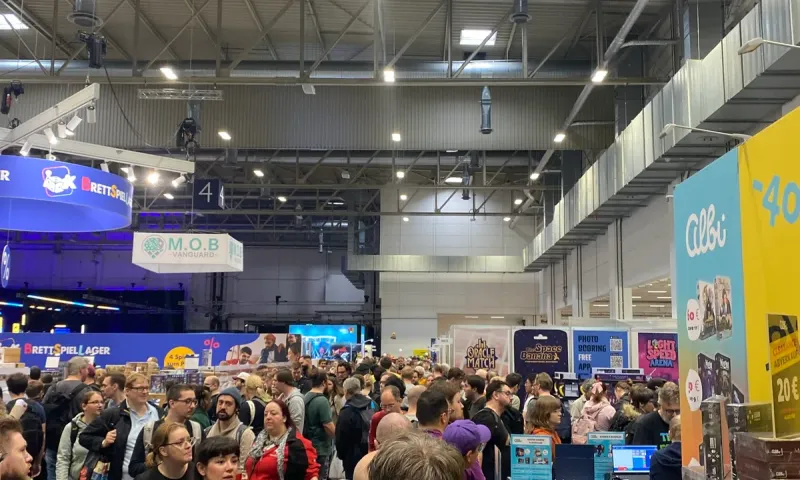 Volle Gänge auf der SPIEL Essen 2026, Menschenmengen zwischen den Ständen
