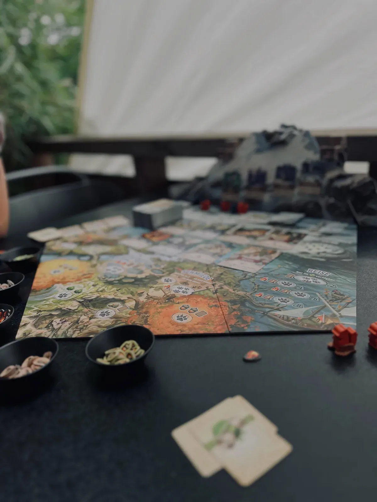 Das Silverfrost-Spielbrett mit Ressourcen in kleinen Schälchen