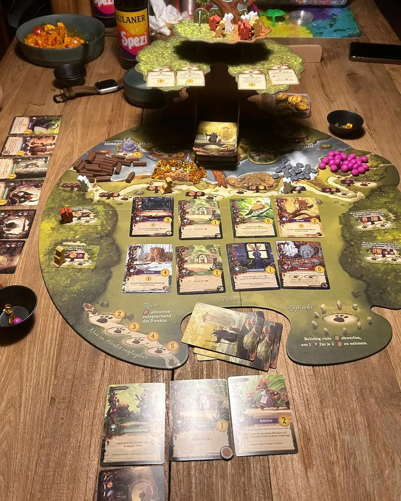 Der Everdell-Spielplan mit Tier-Arbeitern und Rohstoffen