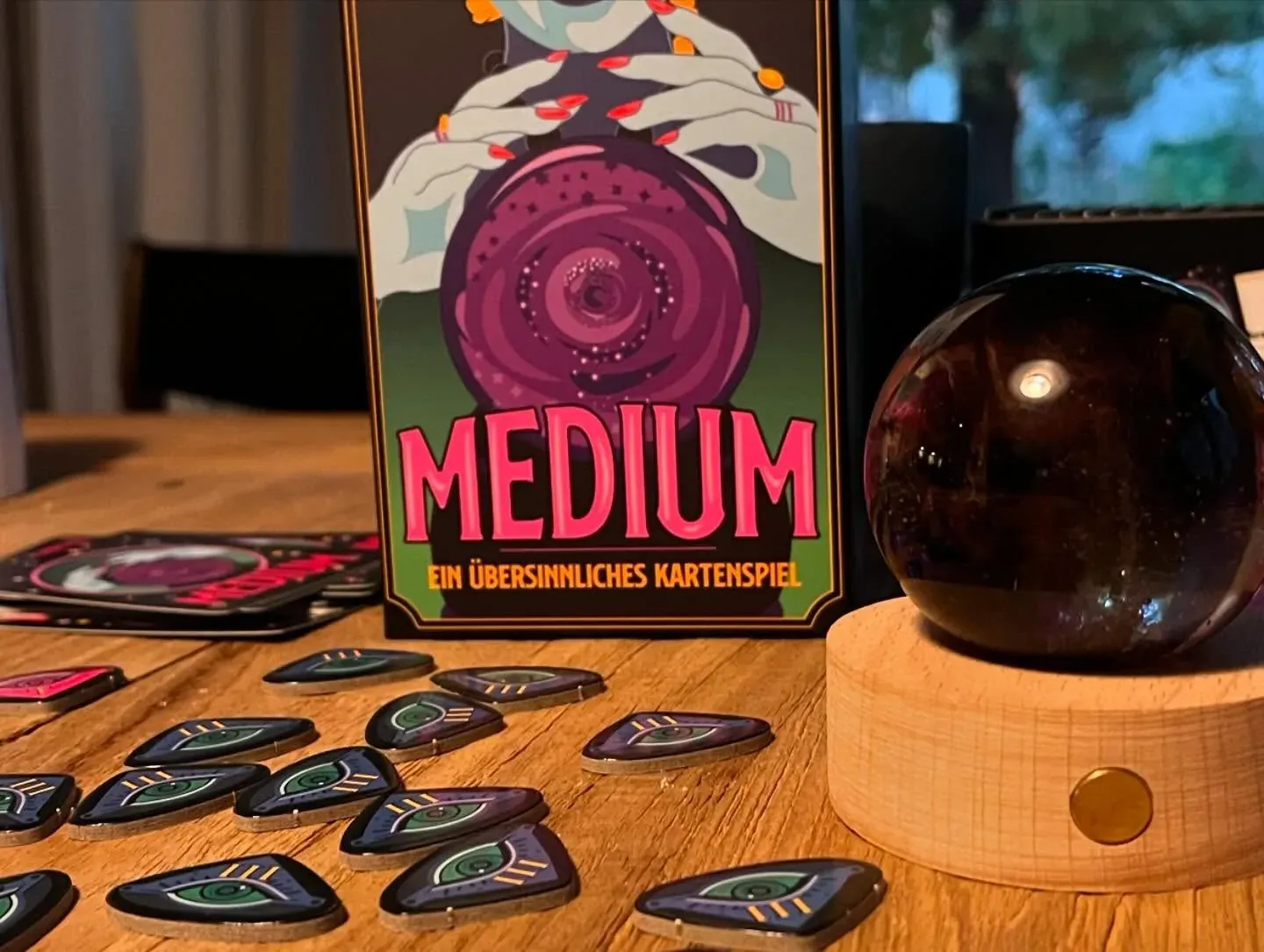 Die Medium-Schachtel, eine Kristallkugel und Marker