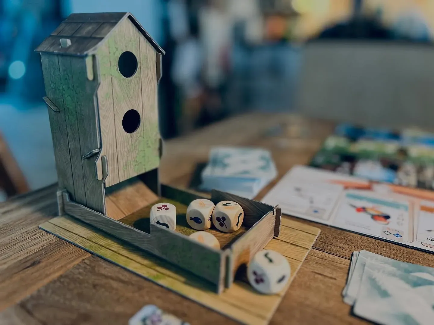 Der Vogelhäuschen-Würfelturm von Flügelschlag mit Würfeln