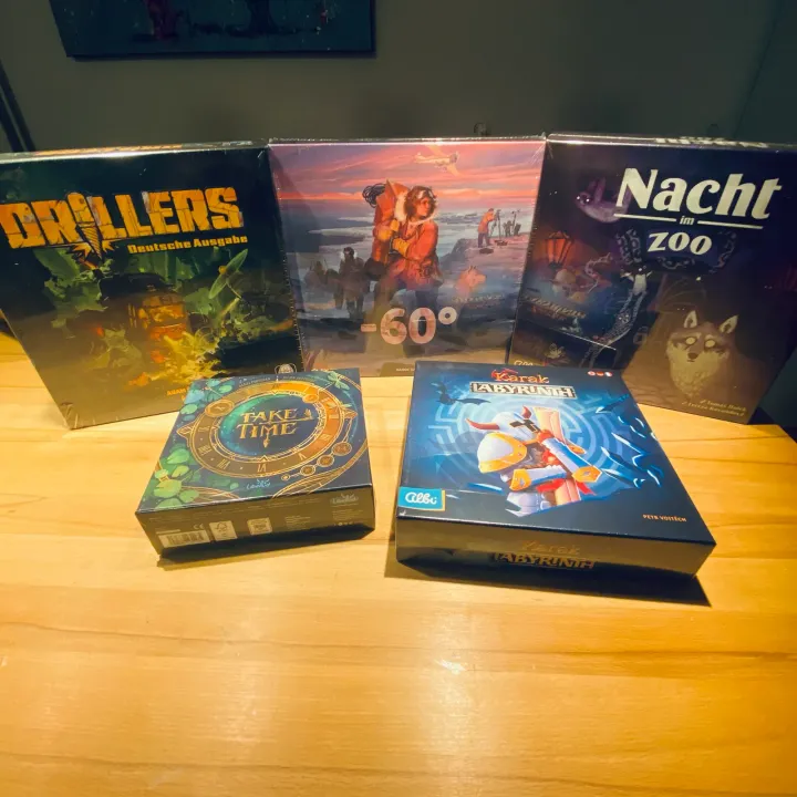 Unsere Ausbeute von der SPIEL Essen 2026 auf dem Tisch zu Hause: Drillers, -60°, Nacht im Zoo, Take Time und Karak: Labyrinth