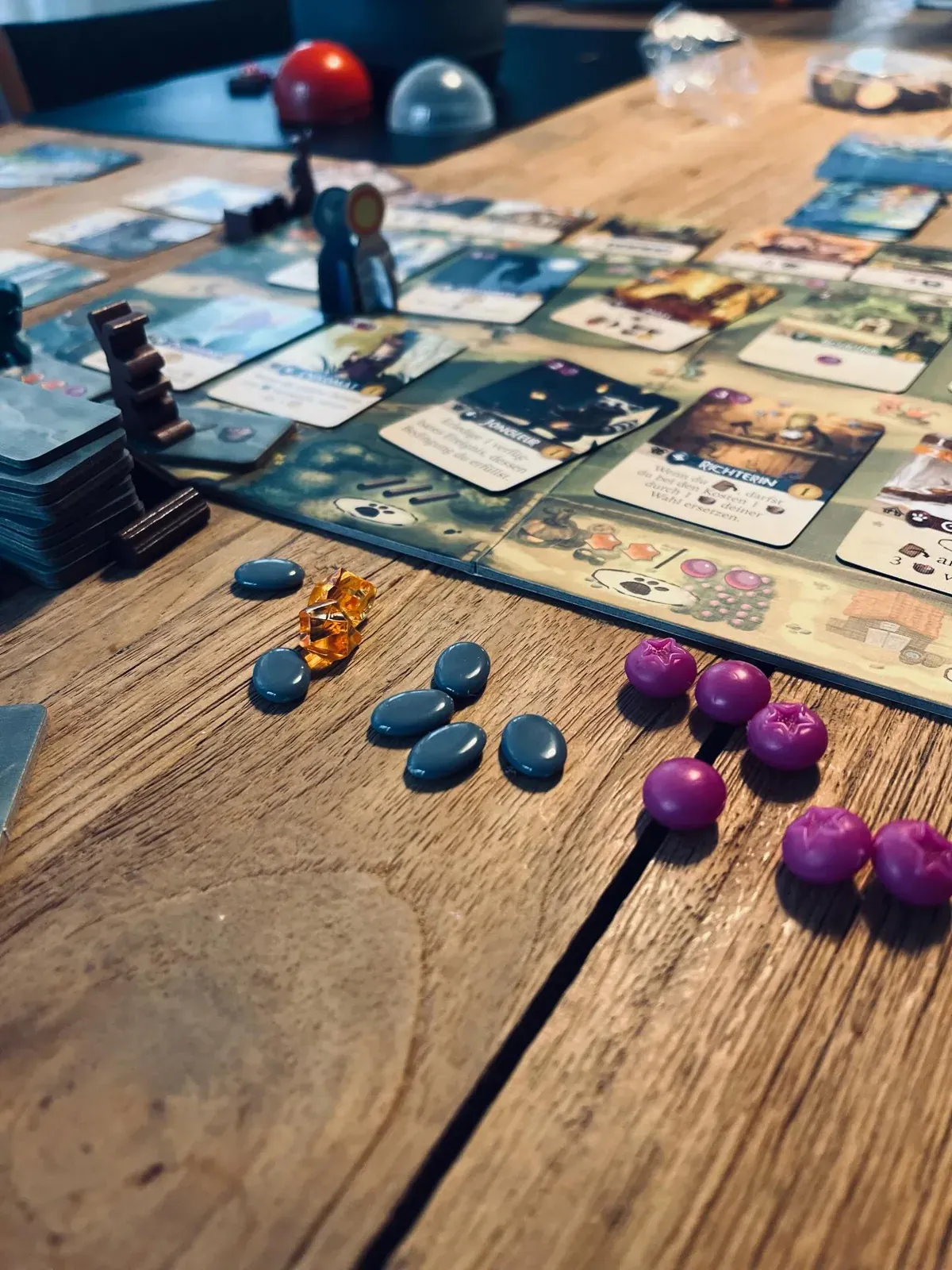 Everdell Duo mitten in der Partie: Spielplan, Karten sowie Beeren und Kiesel als Ressourcen auf dem Tisch
