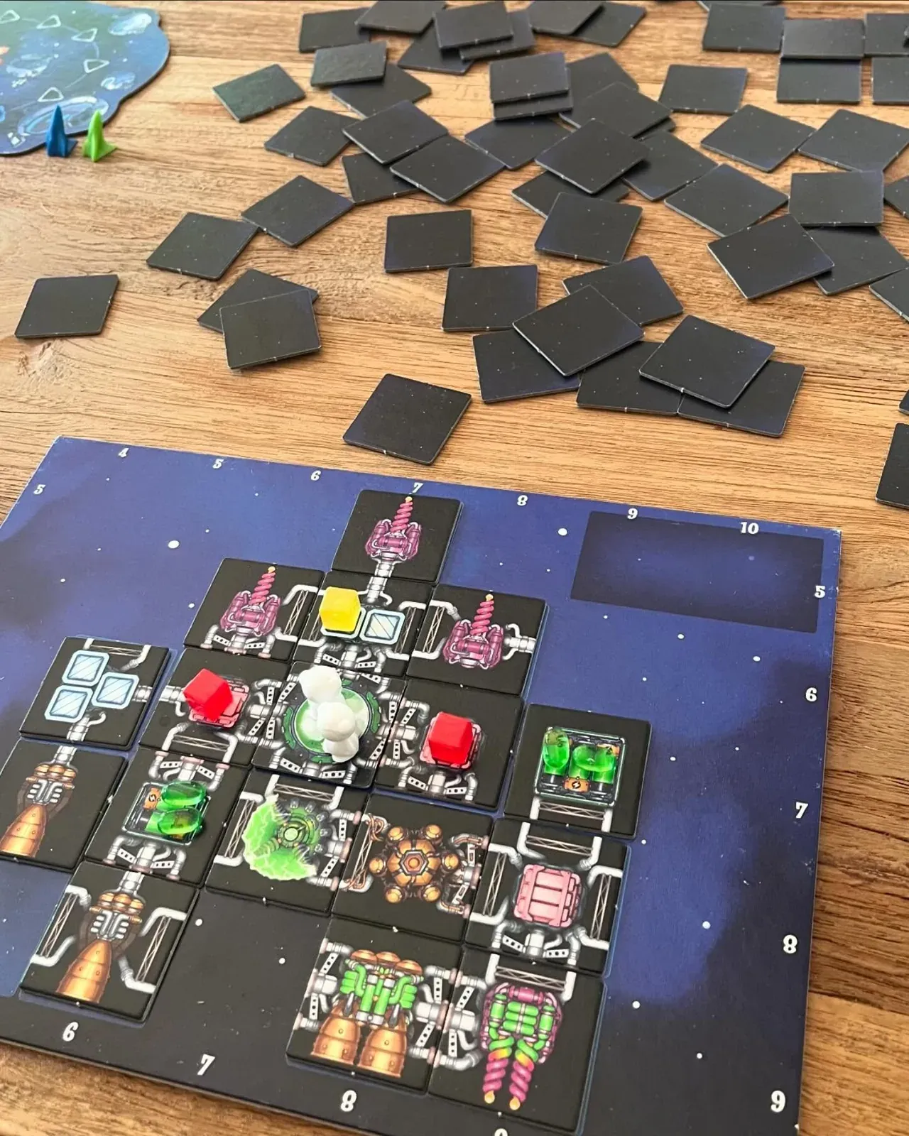 Ein aus Plättchen gebautes Raumschiff in Galaxy Trucker