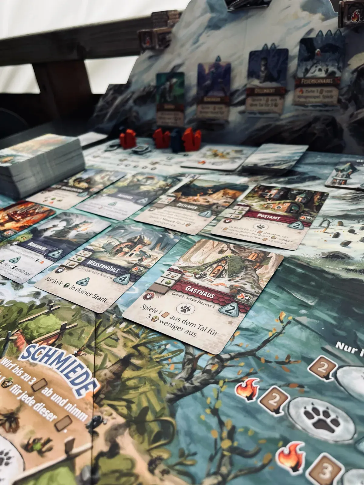Nahaufnahme von Silverfrost-Karten und Spielbrett mitten in einer Partie