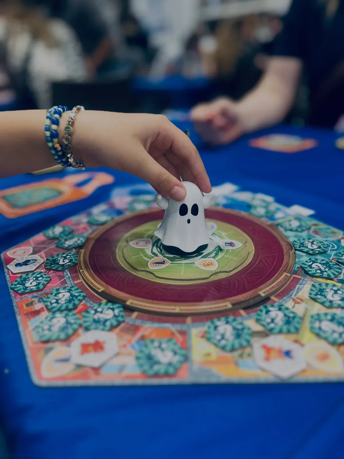 A hand moving the ghost in Geistertanz