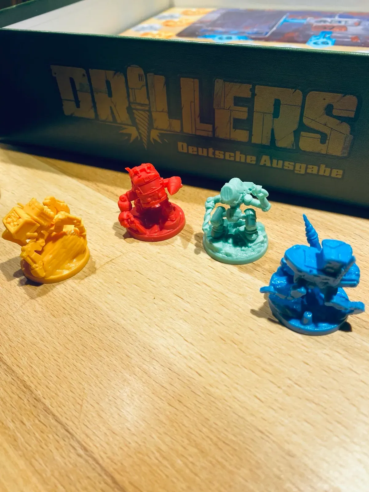 Die vier bunten Mech-Figuren aus Drillers auf dem Tisch