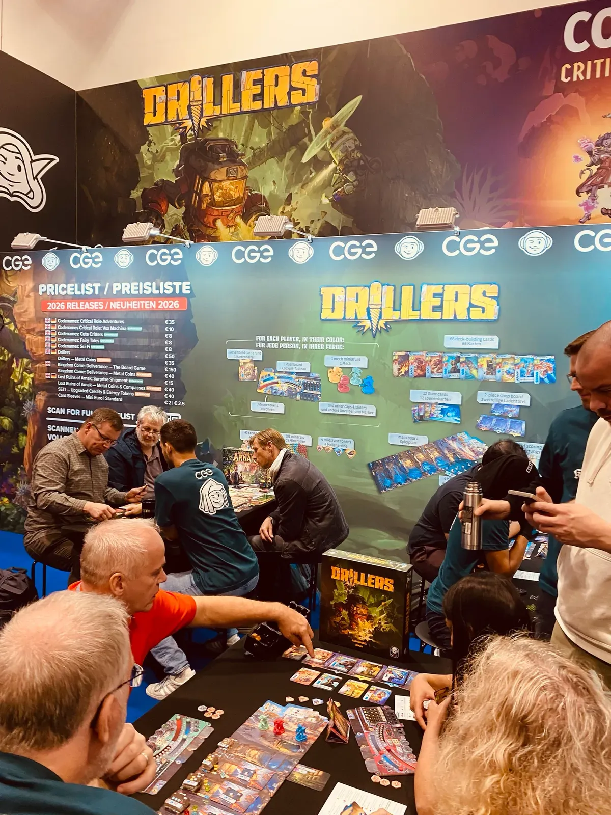 Der Stand von Czech Games Edition mit Drillers-Tischen, an denen erklärt und gespielt wird
