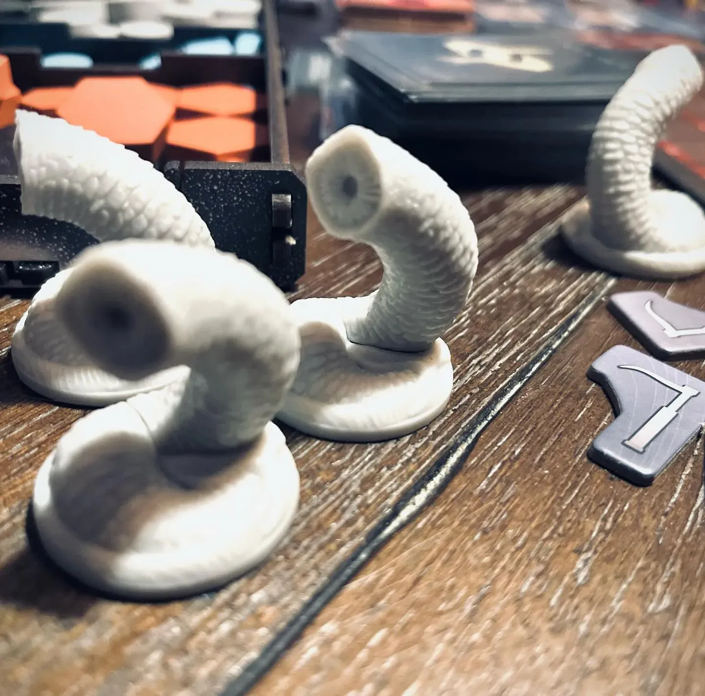 The sandworm miniatures from Dune: Imperium – Uprising