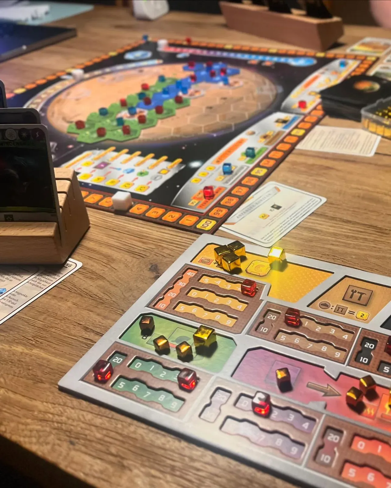 Terraforming-Mars-Spielplan und eine Spielertafel mit Ressourcenwürfeln