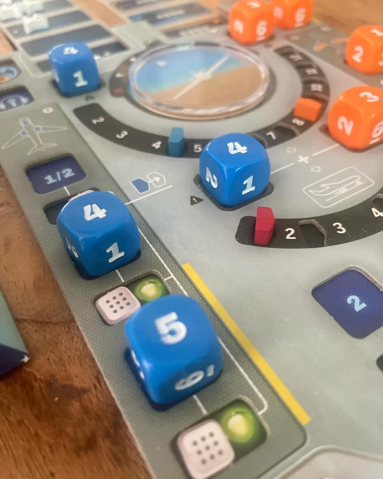 Blaue und orange Würfel im Cockpit von Sky Team