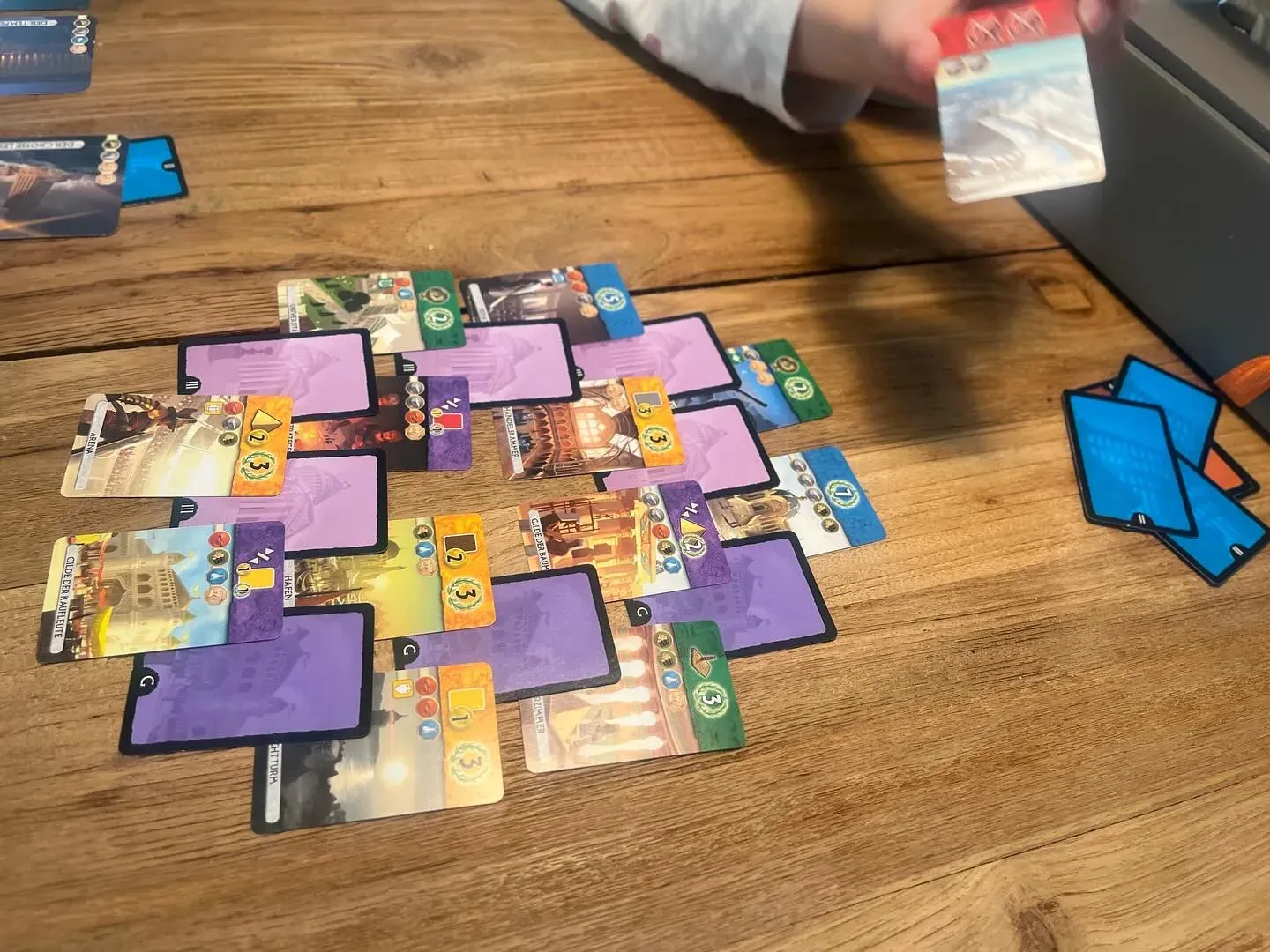 A 7 Wonders Duel card pyramid in the middle of an age