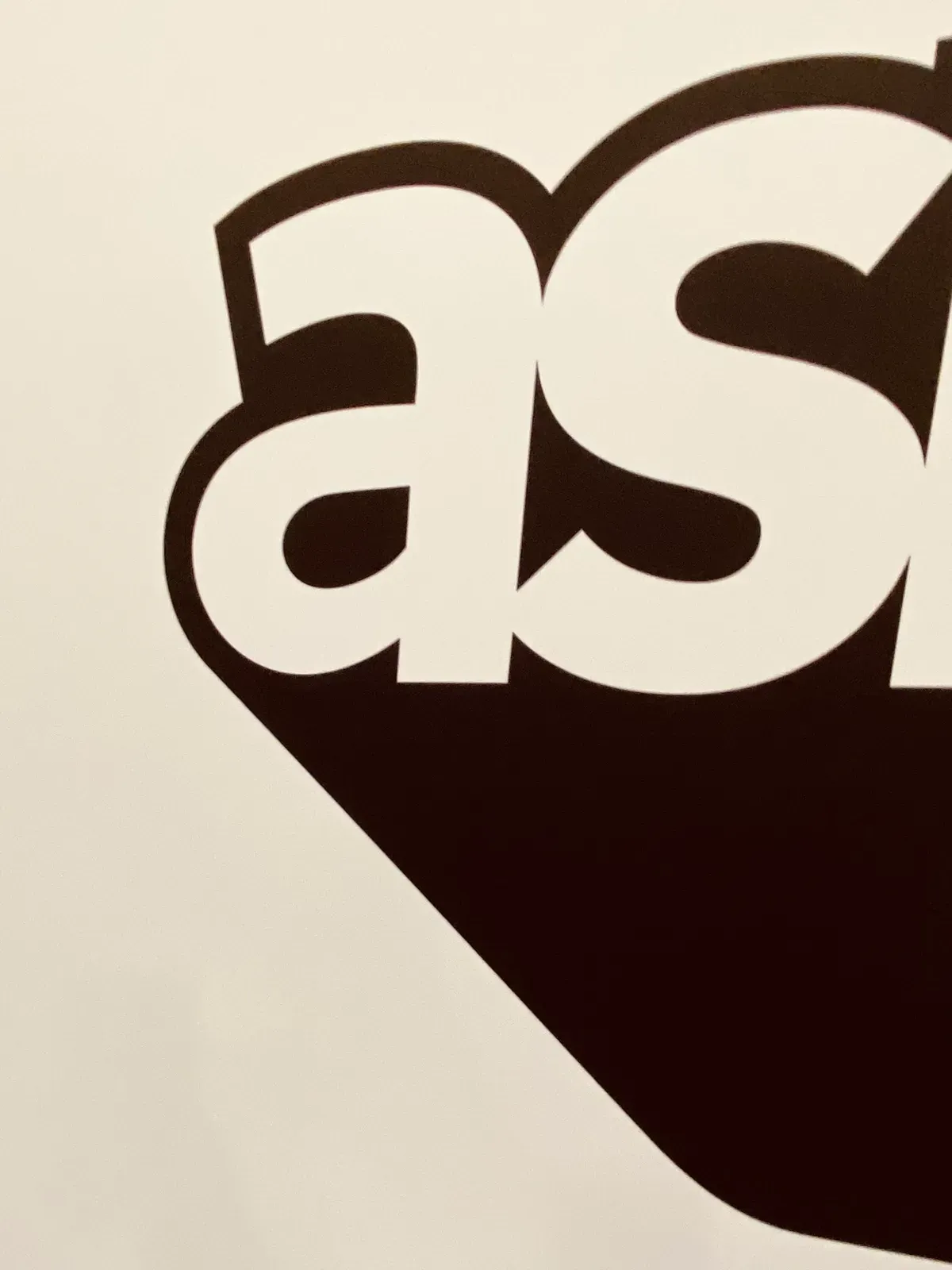 Riesiges Asmodee-Logo in Halle 7