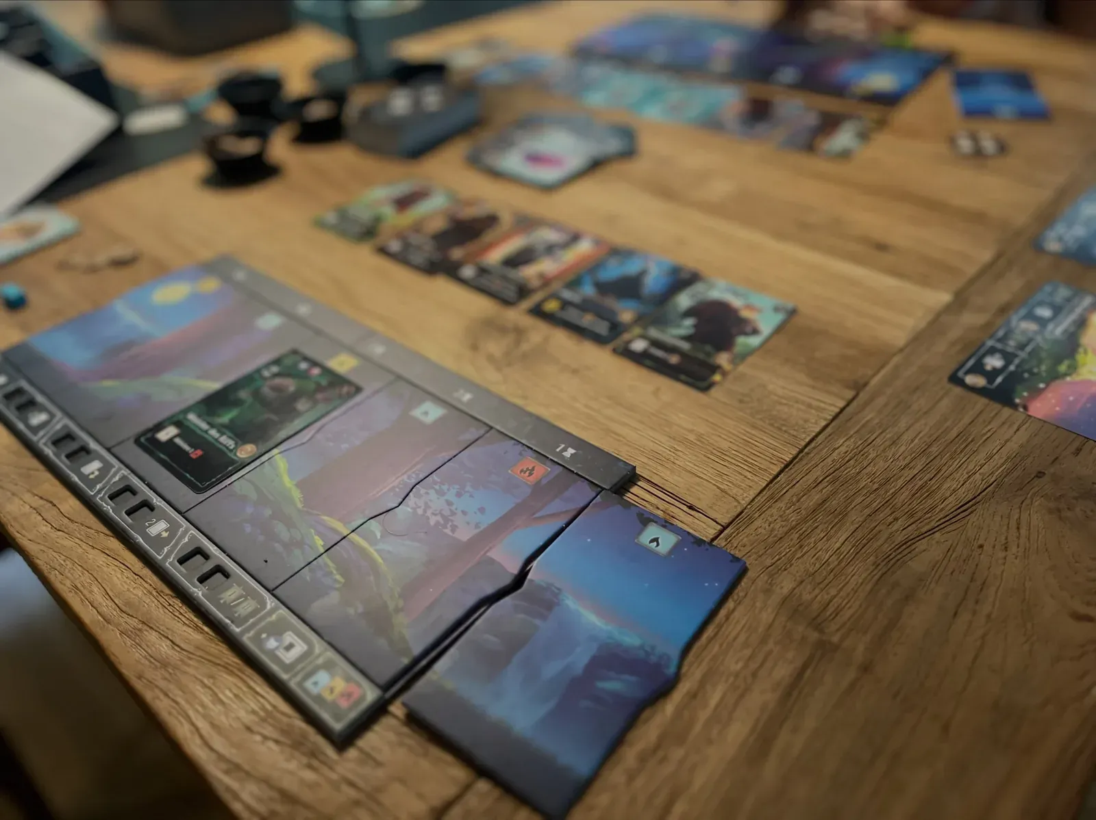 Spielbereich von Echos der Zeit mit Karten und Plättchen
