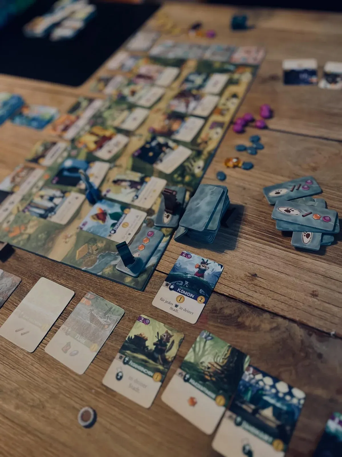 Überblick über eine Partie Everdell Duo, ausgebreitet auf unserem Küchentisch
